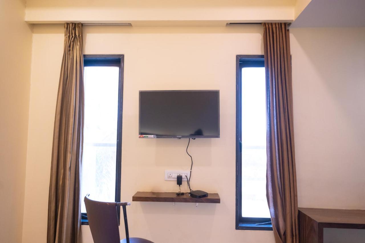 מלון נאווי מומבאי Vijaya Hill View Residency מראה חיצוני תמונה